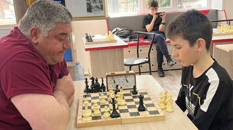 Турнир по шахматам среди жителей Алтайского района.
