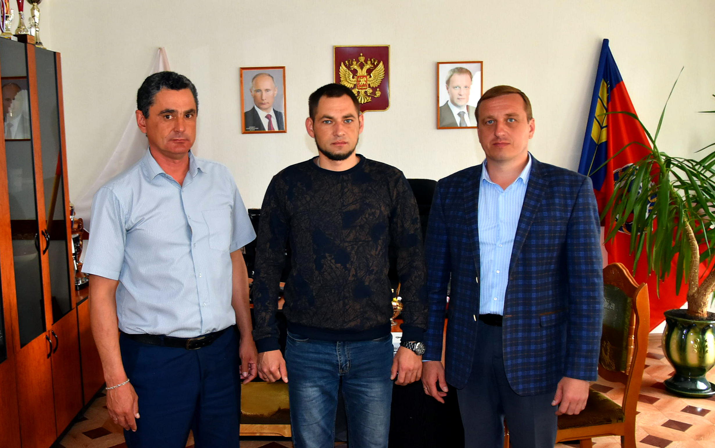 Сегодня , 16 мая , глава Алтайского района Тырышкин Виктор Алексеевич  встретился с военнослужащим Балахниным Ильёй Николаевичем.