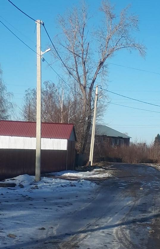 В райцентре Алтайское продолжаются установка энергосберегающих светильников.