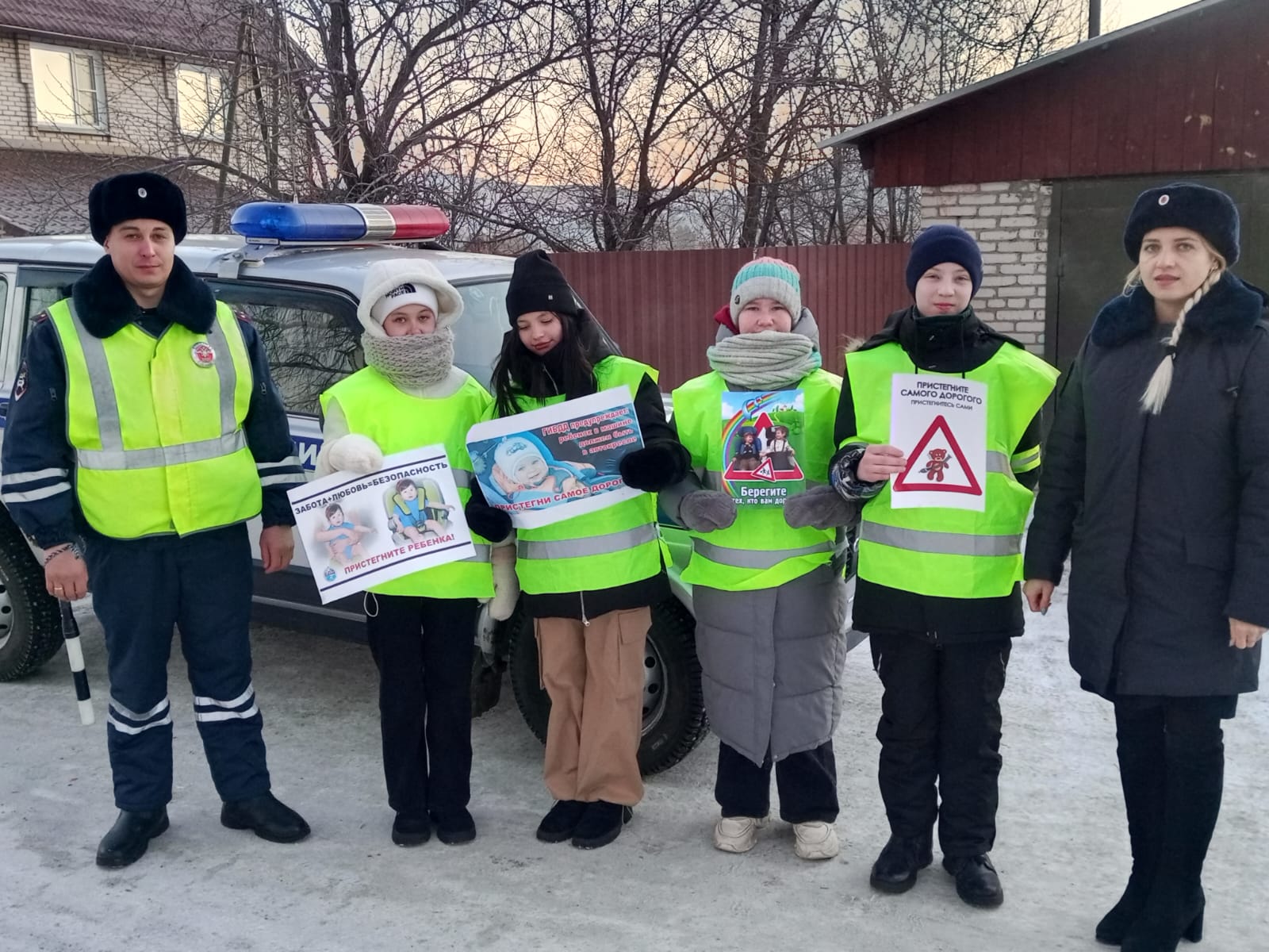 В Алтайском районе сотрудники Госавтоинспекции, совместно с юными инспекторами движения МБОУ «Алтайская СОШ №2»  провели акцию «Пристегни самое дорогое».
