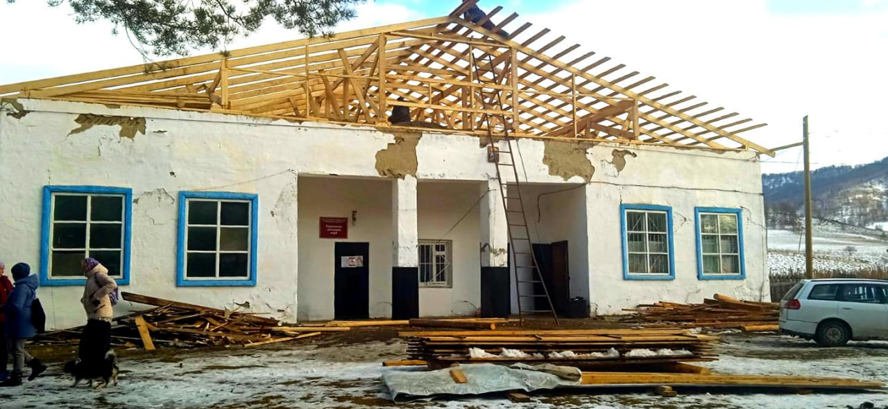 В селе Тоурак  на здании сельского клуба  проводятся строительные работы по замене кровли.