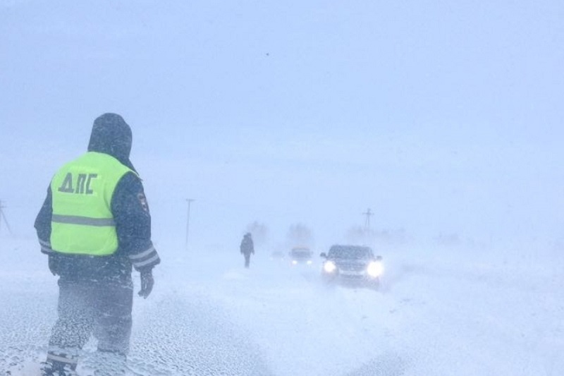 Госавтоинспекция Алтайского района  рекомендует водителям и пешеходам быть предельно внимательными на дорогах при неблагоприятных погодных условиях.
