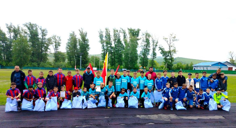 31 мая  на стадионе « Центральный», райцентра Алтайское , прошли зональные соревнования  по футболу  XLIII Спартакиады  спортивных школ Алтайского края среди мальчиков до  14 лет.