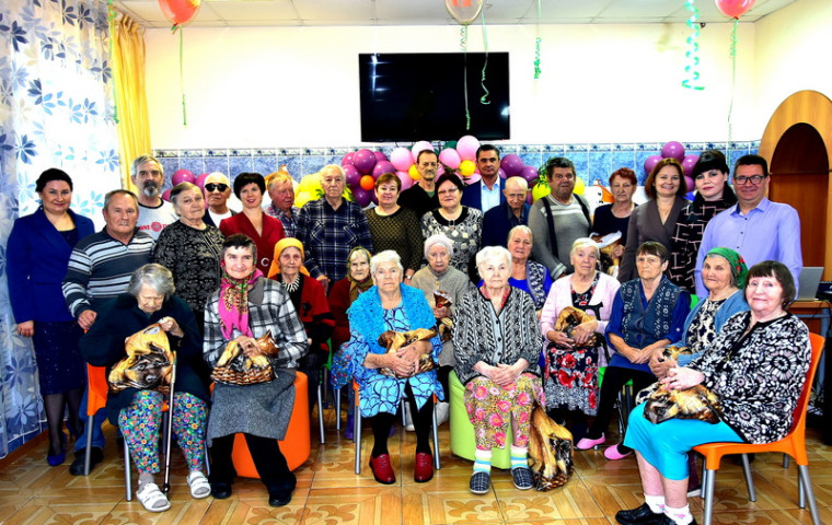 6 октября в "Алтайском доме - интернате для престарелых и инвалидов" артисты с Алтайского культурно- досугового центра устроили праздник для пожилых людей.