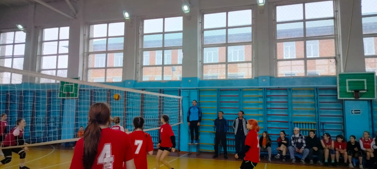 В Алтайском районе проходят районные соревнования по волейболу среди юношей и девушек учащихся в образовательных учреждениях Алтайского района, в зачет спартакиады школьников Алтайского района.