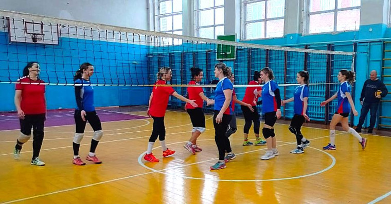 Новогодний турнир по волейболу среди женщин и мужчин.