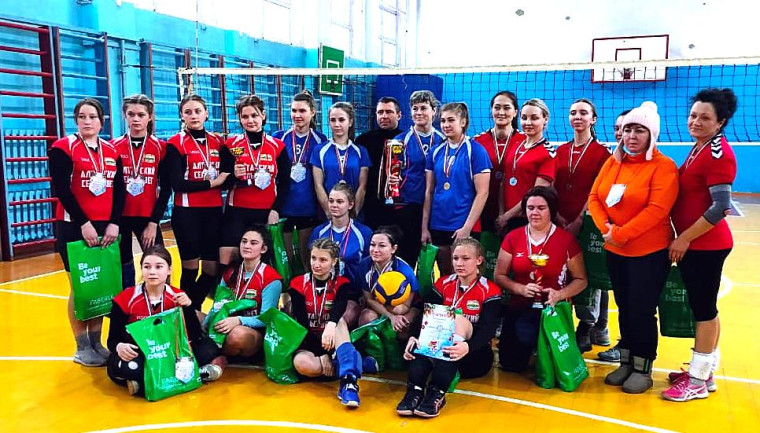 Новогодний турнир по волейболу среди женщин и мужчин.