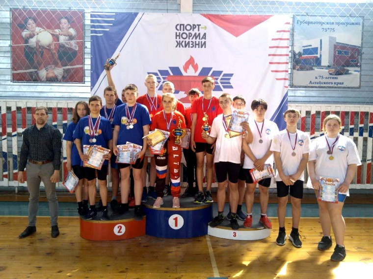 Сборная Алтайского района по гирям завоевала бронзовые награды.