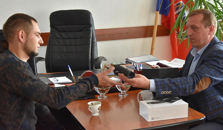 Сегодня , 16 мая , глава Алтайского района Тырышкин Виктор Алексеевич  встретился с военнослужащим Балахниным Ильёй Николаевичем.