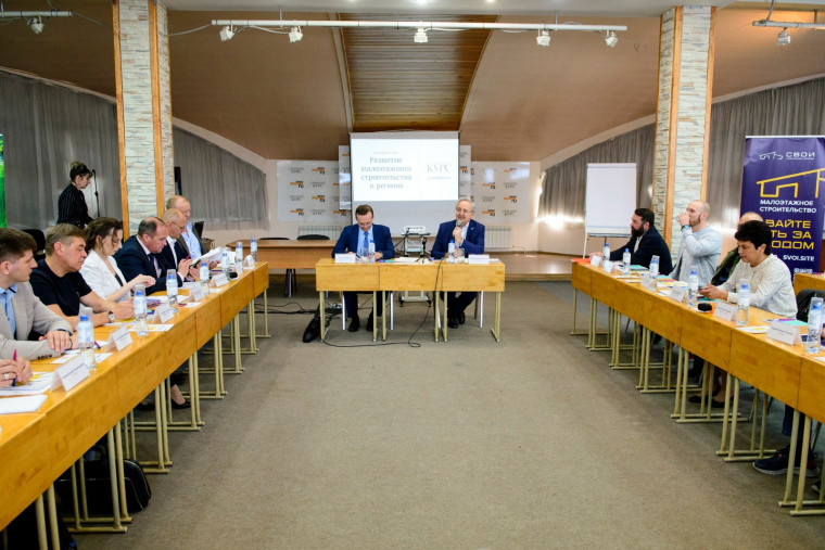 Алтайский Росреестр принял участие в круглом столе  на тему «Развитие малоэтажного строительства в регионе. Позиция строителей, покупателей, власти».