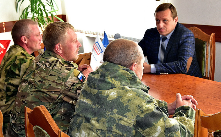 6 октября в Администрации Алтайского района состоялась встреча главы Алтайского района Тырышкина Виктора Алексеевича с военнослужащими участниками специальной военной операции.
