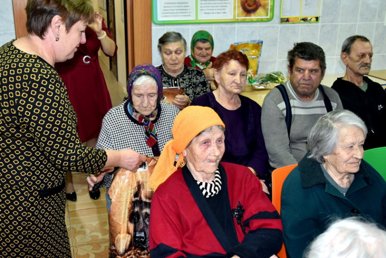 6 октября в &quot;Алтайском доме - интернате для престарелых и инвалидов&quot; артисты с Алтайского культурно- досугового центра устроили праздник для пожилых людей.