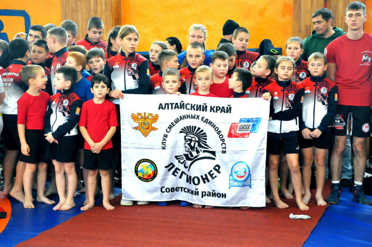 28 октября в спортивном зале «Алтайской спортивной школы» был дан старт  Краевым соревнованиям по спортивной борьбе в дисциплинах грэпплинг и грэпплинг-ги на «Кубок памяти Виктора Цветкова».