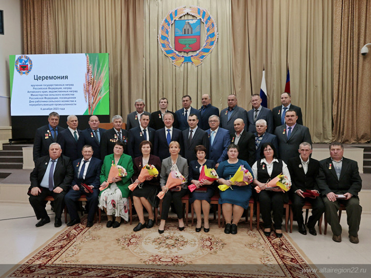 6 декабря Губернатор Алтайского края вручил государственные награды работникам сельского хозяйства и перерабатывающей промышленности.