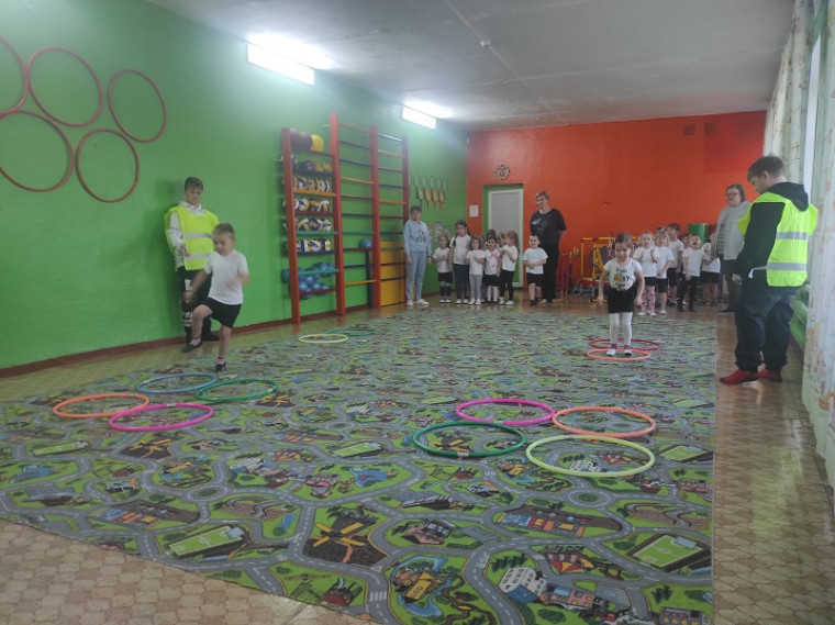 Воспитанникам детского сада «Вишенка» Алтайского района в игровой форме напомнили о правилах дорожного движения.