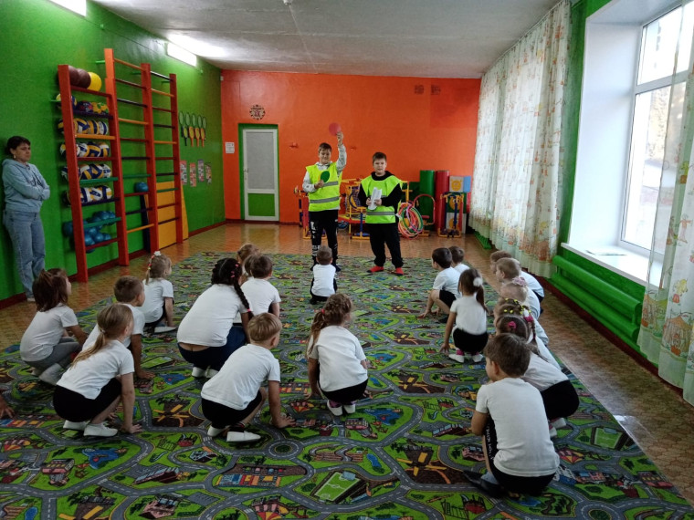 Воспитанникам детского сада «Вишенка» Алтайского района в игровой форме напомнили о правилах дорожного движения.